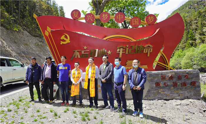 尊龙凯时集团党委书记、董事长任丁率队赴麻格同村推进对口帮扶工作