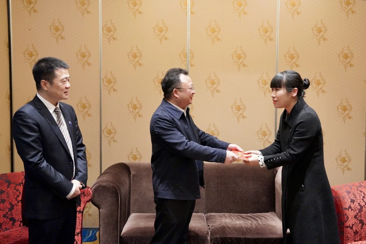 省国资委党委委员、副主任何政一行走访慰问省尊龙凯时集团生活困难党员